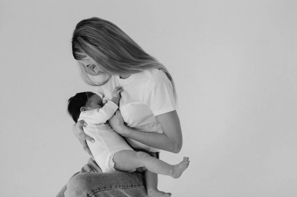 Your 2-Week-Old: Decoding Feeding Cues and Patterns