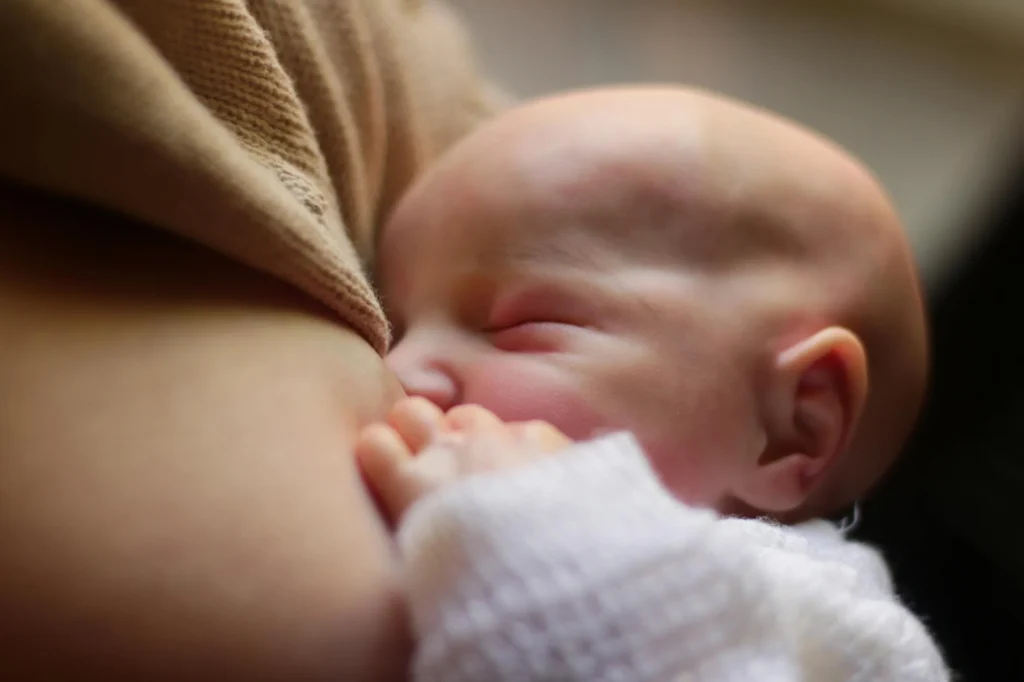 Your 2-Week-Old: Decoding Feeding Cues and Patterns