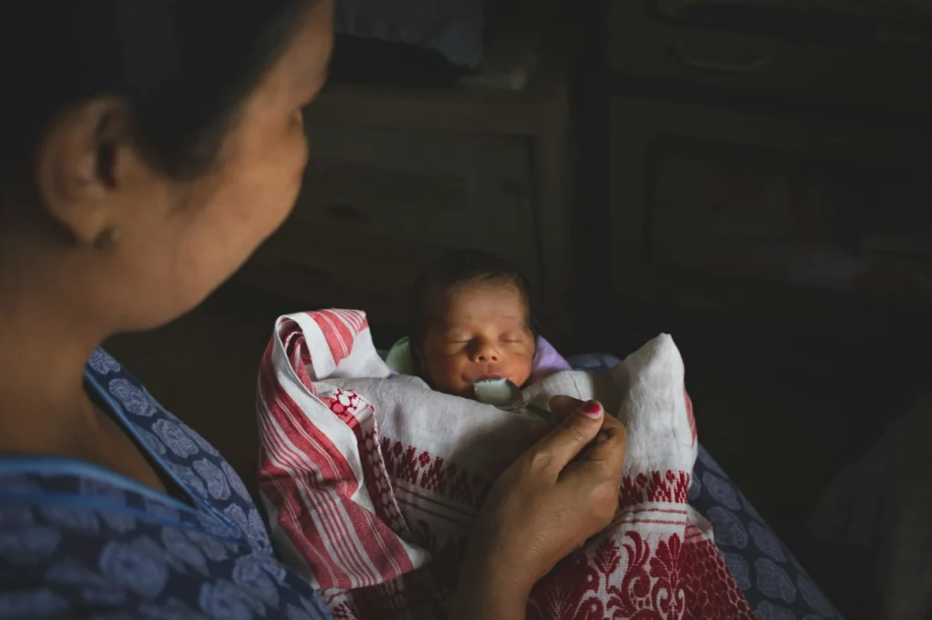 Your 2-Week-Old: Decoding Feeding Cues and Patterns